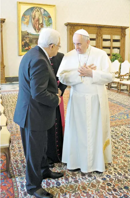  ?? AFP ?? Charla.
El Papa y el presidente palestino durante la reunión de ayer. Hoy domingo volverán a verse.