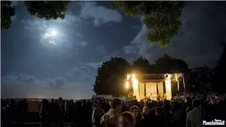  ??  ?? Le festival Vie sauvage, à Bourg-sur-Gironde, du 12 au 14 juin, mélange de gastronomi­e, d'oenologie, de tourisme, d'art et de musique pop/électro.