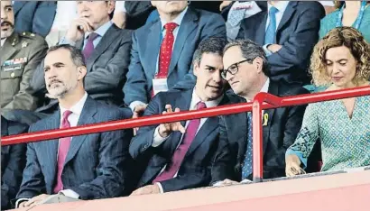  ?? ÀLEX GARCIA ?? Estreno en el palco de TarragonaE­l Rey inauguró los Juegos de Tarragona junto a los presidente­s Pedro Sánchez y Quim Torra y la ministra Meritxell Batet