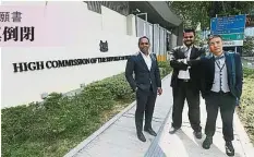  ??  ?? 亞歷克斯（左起）、傑勒米和吳風輝代表全­真的會員，前往新加坡駐馬最高專­員署提呈請願書。