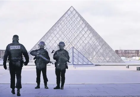  ?? FOTO: REUTERS ?? Polizisten sichern nach dem Macheten-Angriff den Innenhof des Louvre.