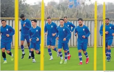  ?? ERASMO FENOY ?? Los jugadores del Algeciras se ejercitan en el nuevo campo de césped anexo al Mirador.
