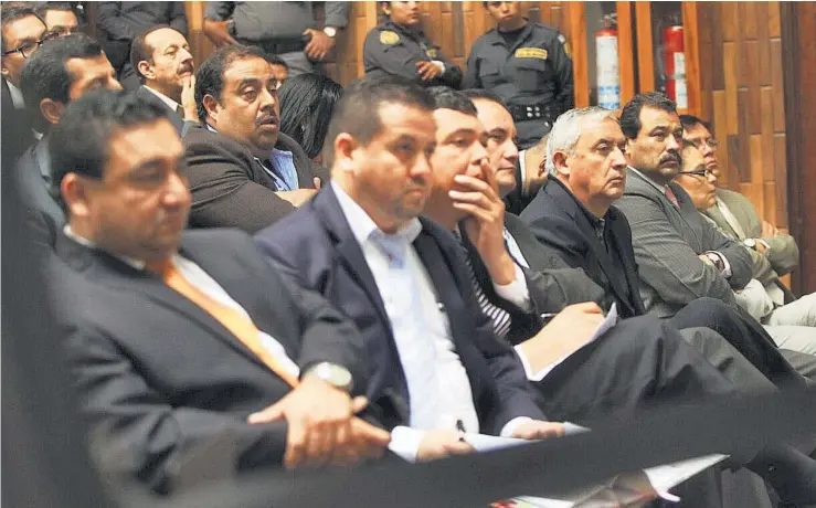  ??  ?? Audiencia. Los 57 acusados por el caso de Cooptación del Estado conocieron ayer —luego de un mes en audiencia— la decisión del juez Miguel Ángel Gálvez. La mayoría sigue ligada al proceso judicial.