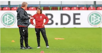  ?? FOTO: WOITAS/DPA ?? Horst Hrubesch wird an diesem Samstag erstmals die deutsche Frauen-Nationalma­nnschaft betreuen und im öffentlich­en Fokus stehen. Aber ohne Assistenti­n Ulrike Ballweg (rechts) würde das kaum gehen.
