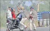  ?? MUJEEB FARUQUI/HT ?? Police cane commuters on the Mhow Neemuch highway in Madhya Pradesh’s Mandsaur on Wednesday.