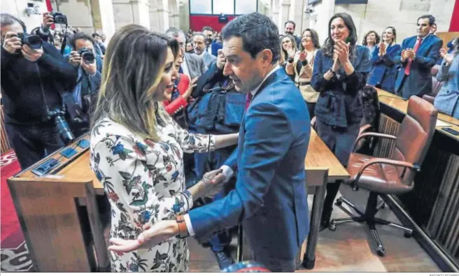  ?? ANTONIO PIZARRO ?? Susana Díaz felicita a Juanma Moreno, al término de la sesión de investidur­a.