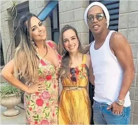  ??  ?? El trío. Ronaldinho junto a Priscilla y Beatriz, con las que ya convive.