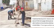  ?? Foto: Agencia Reforma ?? Habitantes barren restos de escombros luego de que se demolieron los restos de las viviendas. /