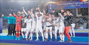  ??  ?? 16-12-2017. El capitán Ramos levanta el trofeo de campeones entre la euforia de sus compañeros.