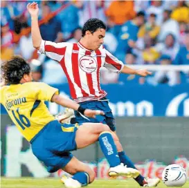  ?? MEXSPORT ?? Omar Bravo, en un Clásico entre Chivas y América.