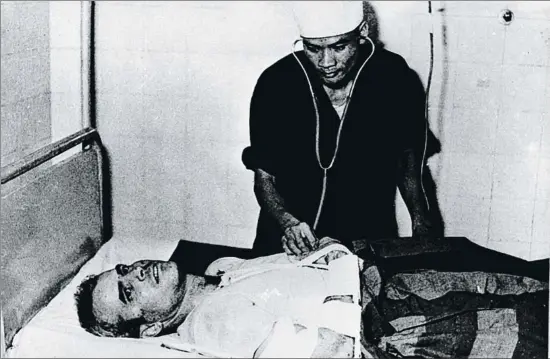  ?? -/EFE ?? McCain, con los brazos rotos y prisionero en Hanói en una imagen de 1967. Los norvietnam­itas sabían que era hijo de un almirante