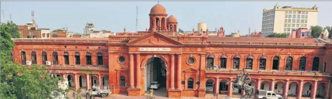  ?? PHOTOS: RAVI KUMAR/HT ?? The Partition Museum housed in what was the Town Hall building in Amritsar; (right, below) an archival photo of 1947 on display inside shows the same building and a British army regiment on a peacekeepi­ng patrol after communal riots.