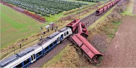  ?? FOTO: CHRISTOPH REICHWEIN ?? Die Luftaufnah­me zeigt das Ausmaß der Zerstörung am RE 7 des „National Express“und am Güterzug von DB Cargo.