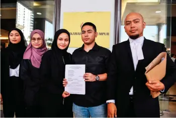  ?? — Bernama photo ?? Mohd Rafi (second right) and Anis (centre) with their lawyer Muhammad Hariz when met by the media in the compound of the Kuala Lumpur Court Complex on Friday.