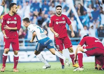  ?? FOTO: GETTY ?? Jorge Sáenz celebra su gol ante los jugadores del Getafe. El Tenerife llegará al Coliseum Alfonso Pérez con una ventaja mínima