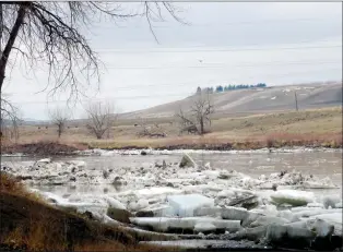  ?? NEWS PHOTO GILLIAN SLADE ?? Chunks of ice piling up on the South Saskatchew­an River near the Trans-Canada Highway on Monday morning after a sharp increase in river flow over the weekend.