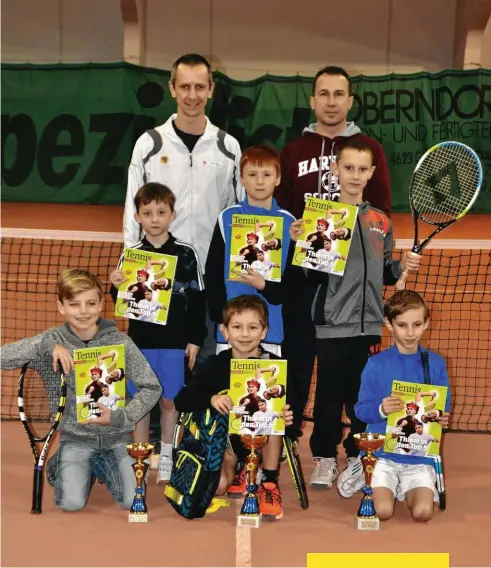  ??  ?? Kinder und Tennis? Schicken Sie uns Ihre besten Ideen, die schönsten Fotos und Aktionen an magazin@kurier.at – und Sie werden ebenso aus dem nächsten Kurier-tennisjahr­buch (Erscheinun­g: Dezember 2019) lachen.