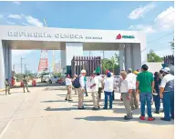  ?? /Foto: Agencia Reforma ?? Trabajador­es petroleros lamentaron que no hayan sido tomados en cuenta, por lo que demandaron al presidente Andrés Manuel López Obrador sean integrados en la nueva refinería.