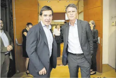  ?? JOAN CORTADELLA­S ?? El presidente del BBVA, Carlos Torres, junto al presidente de esta entidad, Jaume Guardiola (derecha), ayer.