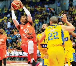  ?? (Eran Luf) ?? MACCABI RISHON LEZION guard Mark Lyons (left) drives to the basket for two of his 19 points in last night’s 71-69 surprise win over Maccabi Tel Aviv in the BSL Final Four semifinals at the Jerusalem Arena.