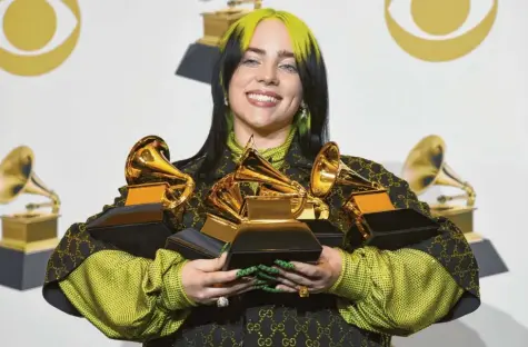  ?? Foto: Chris Pizzello, Invision, dpa ?? Gerade 18 geworden und schon die ganz große Krönung: Billie Eilish mit all den Preisen, die sie bei den Grammys 2020 abgesahnt hat.