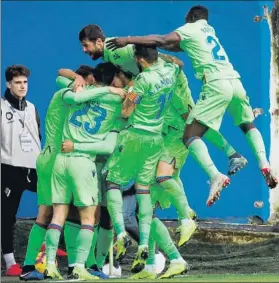  ?? FOTO: EFE ?? El Levante celebra el gol de Mayoral El delantero marcó el empate en el 92'