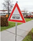  ??  ?? Schon seit Jahren steht in Königsbrun­n dieses Schild, das vor einer kreuzenden Straßenbah­n warnt. Nun könnte es Rea lität werden.