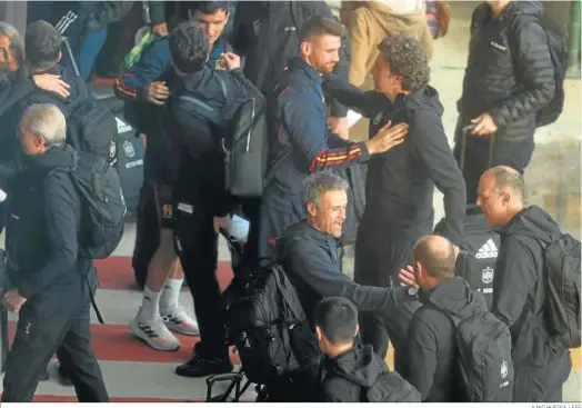  ?? KIKO HUESCA / EFE ?? El selecciona­dor español, Luis Enrique Martínez, a su llegada a la terminal T-4 de Barajas, con Unai Simópn y Molina detrás..