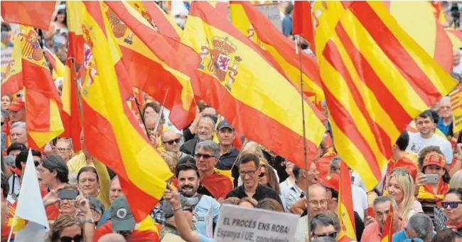  ?? EP ?? Unas 300.000 personas llenaron el Paseo de Gracia y la plaza Cataluña (65.000 según la Guardia Urbana) ayer, el Día de la Fiesta Nacional