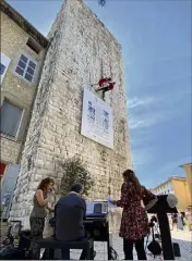  ?? (DR) ?? À plusieurs mètres de hauteurs, Fabio Prieto-Bonilla et Isabelle Pencréach dansent à la verticale. La compagnie Rêveries a déjà fait des spectacles sur la tour du château de Villeneuve à Vence. C’est pourquoi ils ont choisi de s’entraîner là-bas.