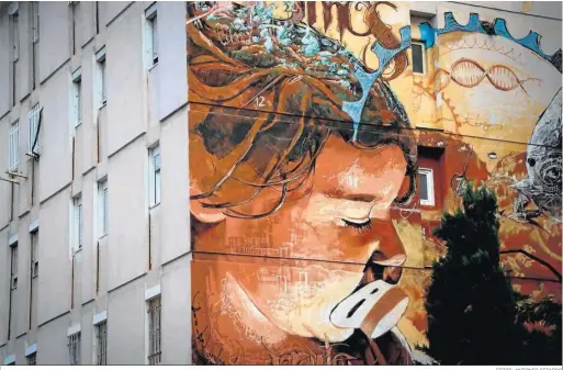  ?? FOTOS: ANTONIO PIZARRO ?? Una de las pinturas murales que decoran los bloques del Polígono San Pablo.