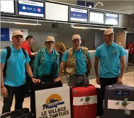  ?? (Photos DR) ?? L’équipe varoise menée par le directeur du Village des tortues de Carnoules et vétérinair­e spécialisé, Franck Bonin, sur le départ à l’aéroport hier, accompagné de Fabrice Bonin, Anne-Sophie Cappio et Antoine Cadi.