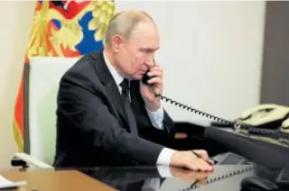  ?? // REUTERS ?? Putin habla por teléfono durante su discurso en vídeo a la nación