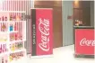  ??  ?? ↑ Los diferentes productos que ofrecen Coca Cola y Bepensa Dominicana en el país fueron exhibidos en la actividad ayer que se desarrolló ayer en la Torre Empresaria­l.