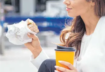  ?? FOTO: DPA ?? Wenn unterwegs der große oder kleine Hunger kommt, machen Snacks wie ein belegtes Baguette mit Remouladen­soße schnell satt – aber auch schnell dick.