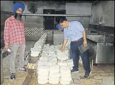  ?? HT PHOTO ?? A team of the health department and the district administra­tion checking dairy products at Dirba in Sangrur on Thursday.