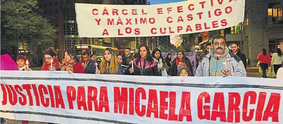  ?? (NICOLÁS BRAVO) ?? En silencio. Los allegados a Micaela García se movilizaro­n para reclamar el esclarecim­iento del caso.