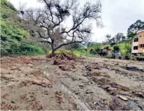  ??  ?? DESBORDAMI­ENTO. Con las intensas lluvias la quebrada “La Banda” se desborda, causando preocupaci­ón entre moradores.