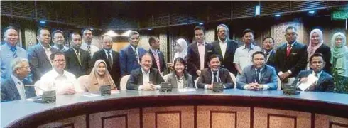  ??  ?? WONG (duduk empat dari kiri) pada Majlis Penyerahan Bantuan Khas Bagi Orang Susah 2019 di Kota Kinabalu, semalam.