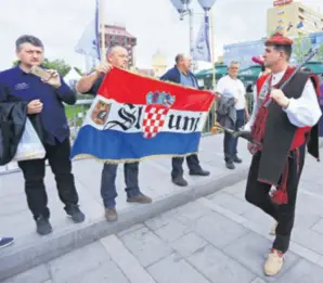  ??  ?? Pogledati alku u Vukovar, došli su građani iz cijele Hrvatske