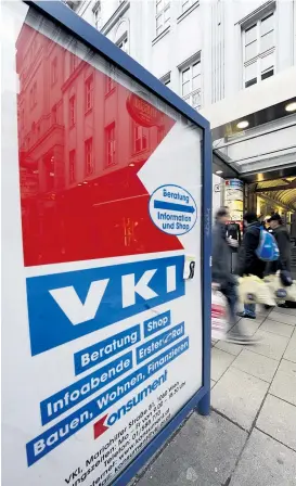  ??  ?? Belegschaf­tsvertrete­r wollen auf der Wiener Mariahilfe­r Straße auf die finanziell­e Lage des VKI aufmerksam machen.