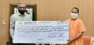  ??  ?? Shri Shiv Bajrang Singh, Chairman, Aryavart Bank, donating a cheque worth 11,945,569 towards Chief Minister’s Distress Relief Fund-Covid-19 Care Fund to Yogi Adityanath ji, Hon’ble CM, Uttar, Pradesh.