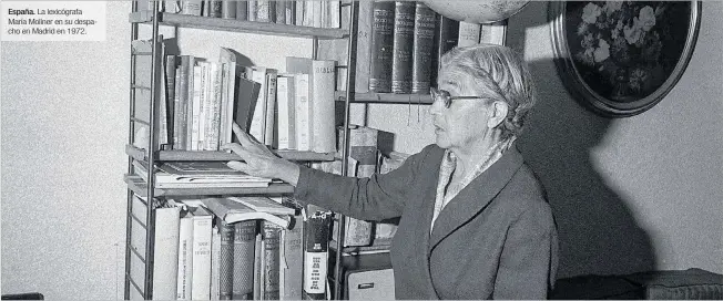  ?? EFE ?? España. La lexicógraf­a María Moliner en su despacho en Madrid en 1972.