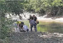  ??  ?? Lanzado. Las autoridade­s sospechan que el bebé fue tirado al río desde lo alto del puente del lugar.