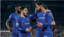  ??  ?? Jugadores del Chelsea celebran una anotación en el partido ante los Wolves.