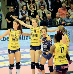  ??  ?? Imoco Kimberly Hill (numero 15) festeggia una vittoria con la squadra