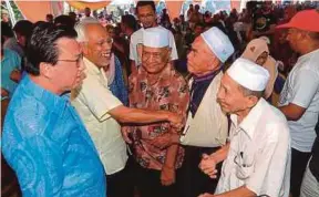  ?? ROSELAN
PIC BY NAZIRUL ?? Felda chairman Tan Sri Shahrir Abdul Samad (second from left) and Transport Minister Datuk Seri Liow Tiong Lai (left) greeting Felda Lurah Bilut settlers in Bentong yesterday.