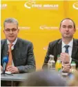 ?? Foto: Armin Weigel, dpa ?? Freie-Wähler-Chef Hubert Aiwanger (re.) und Fraktionsc­hef Florian Streibl bei der Winterklau­sur der Partei in Straubing.