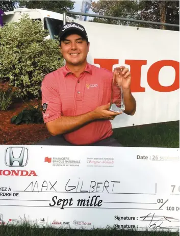  ?? PHOTO COURTOISE CIRCUIT CANADA PRO TOUR ?? Max Gilbert exhibe son trophée et son chèque de 7000 $, alors qu’il a remporté le Championna­t des joueurs Honda, hier à l’Assomption.