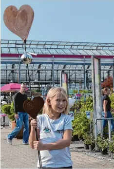  ?? Foto: Brigitte Bunk ?? Lilli Büchele aus Hinterried freut sich über die Gartenstec­ker aus Edelrost, die künftig bei ihr zu Hause stehen.